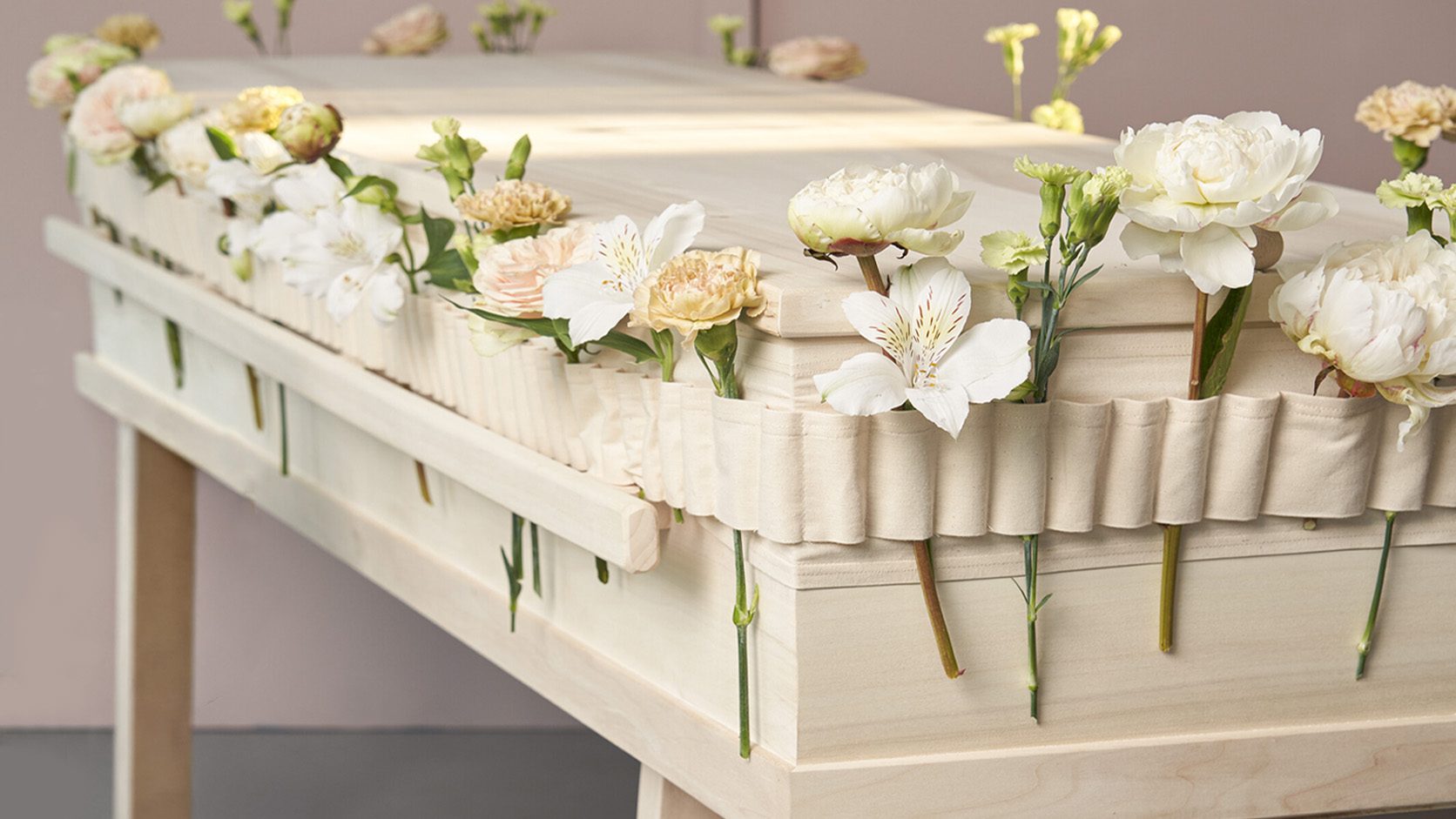 Uitvaartkist met verse bloemen